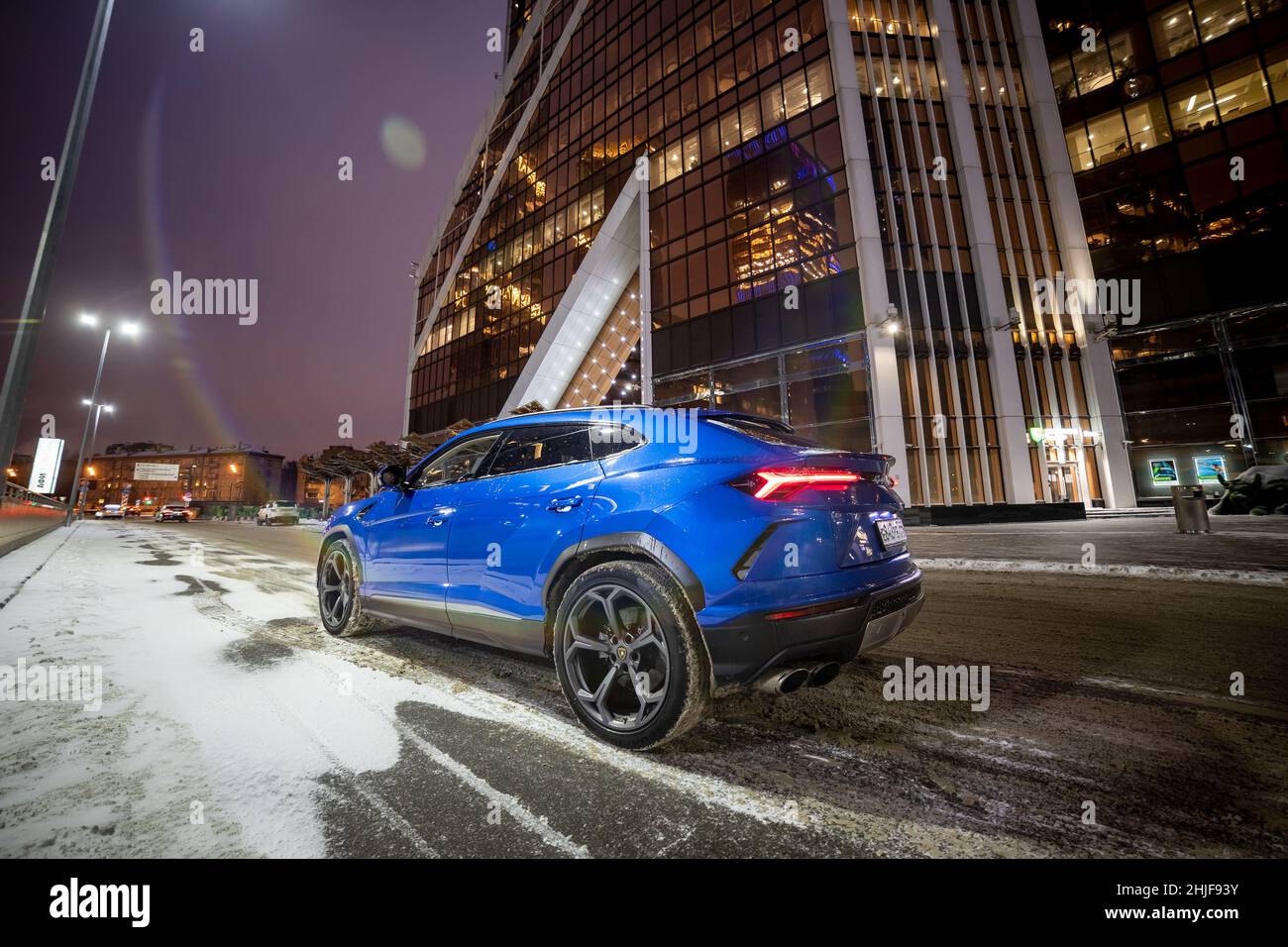 Mosca, russia - 13 dicembre 2020: incrocio premium lamborghini urus stand strada della città di notte centro città Foto Stock