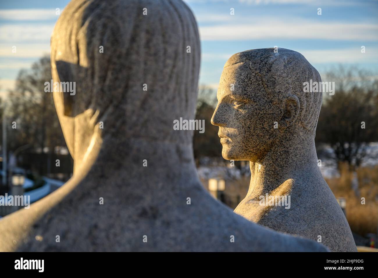 Primo piano di statue di granito di due uomini nel Parco delle sculture di Vigeland, Frognerparken, Oslo, Norvegia. Foto Stock
