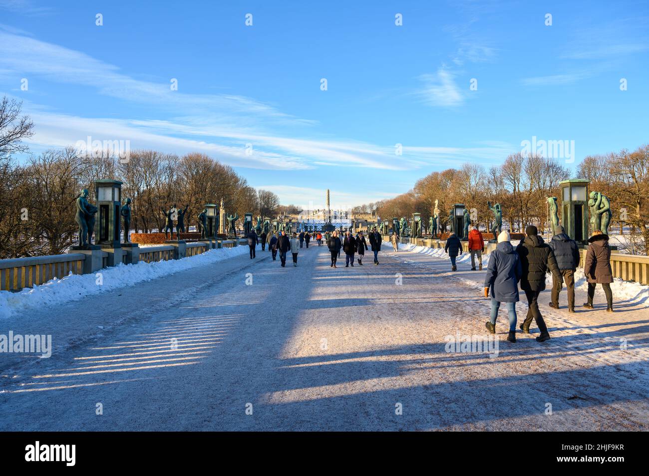 I visitatori di Frognerparken e del parco di sculture di Vigeland attraversano un ponte fiancheggiato da sculture in bronzo di Gustav Vigeland, Oslo, Norvegia. Foto Stock