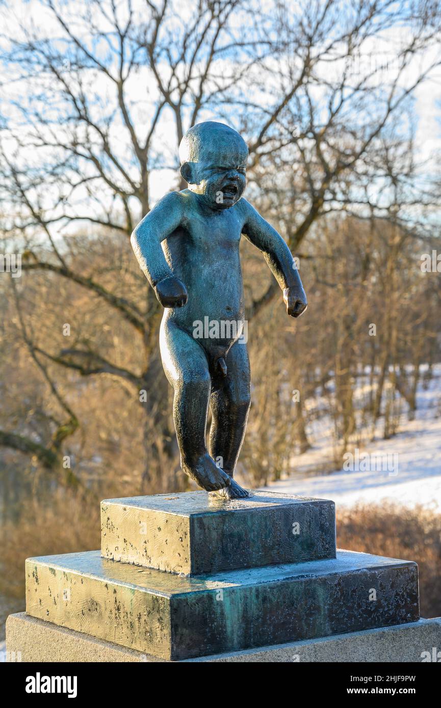 'Innataggen' è una famosa statua in bronzo di un ragazzo arrabbiato dello scultore Gustav Vigeland, situata a Frogner Park, Oslo, Norvegia. Foto Stock