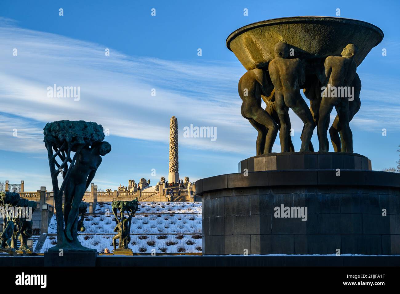 Scultura di fontana vuota portata da sei uomini forti e il Monolith sullo sfondo nel Parco delle sculture di Vigeland, Frognerparken, Oslo, Norvegia. Foto Stock