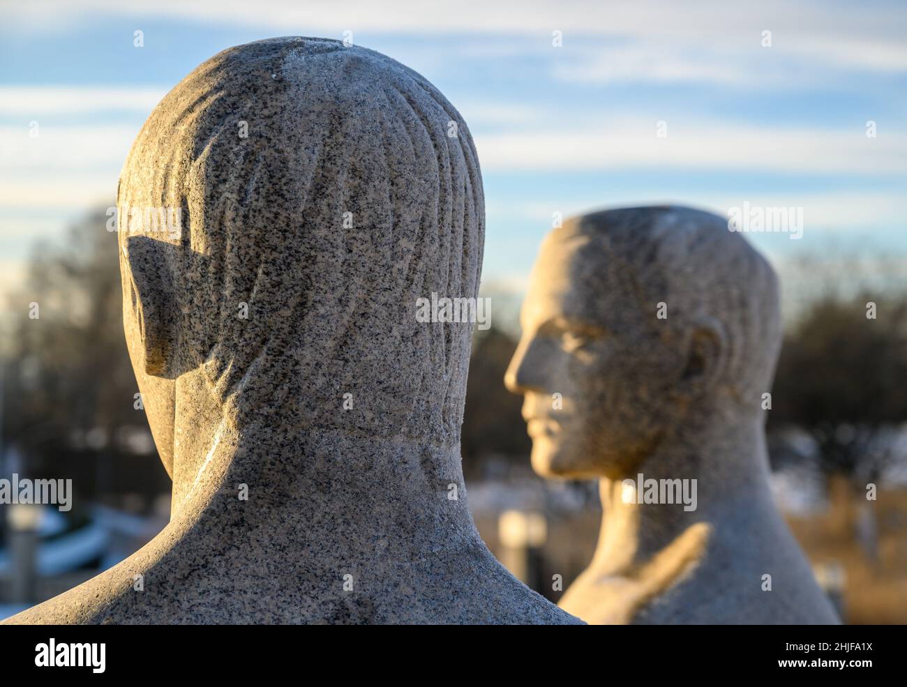 Primo piano di statue di granito di due uomini nel Parco delle sculture di Vigeland, Frognerparken, Oslo, Norvegia. Foto Stock