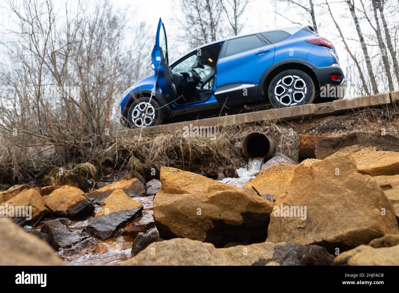 MOSCA, RUSSIA - 12 MARZO 2021: Vista dal basso del nuovo crossover blu Renault captur suv porta aperta Foto Stock