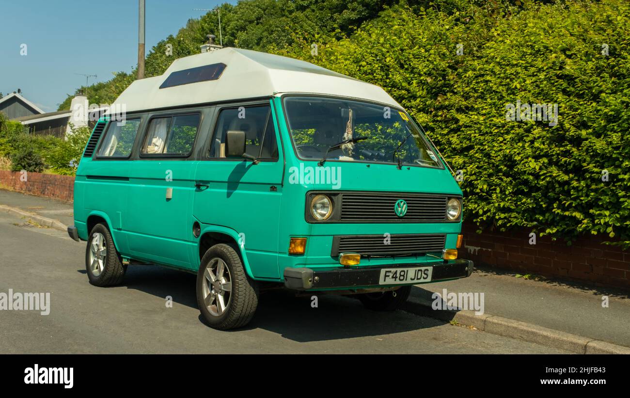 Galloway, Scozia - Luglio 21st 2021: Un vecchio pulmino Volkswagen T3 Transporter Camper verde parcheggiato su una strada in un giorno d'estate Foto Stock