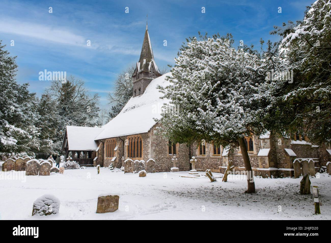 Chiesa di San Pietro e Santa Croce, chiesa parrocchiale per il villaggio Hampshire di Wherwell, Hampshire, Inghilterra, Regno Unito - scena invernale con neve. Foto Stock