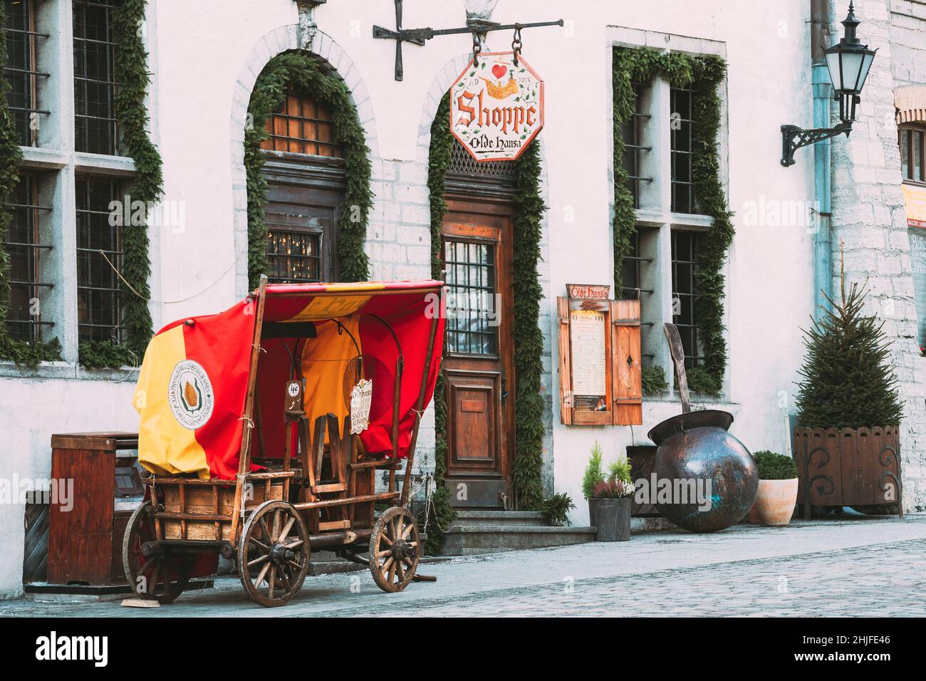 Tallinn, Estonia. Tradizionale Old European Medieval Cart in Old Street. Foto Stock