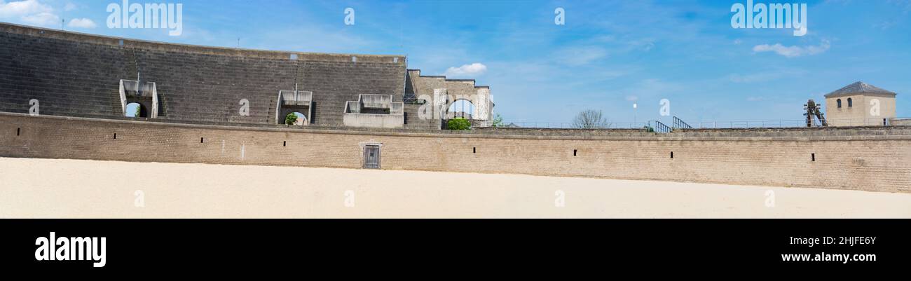 Ruinen eines Amphitheater in einer alten eropäischen Stadt. Rovine di un anfiteatro in un'antica città eropea. Foto Stock