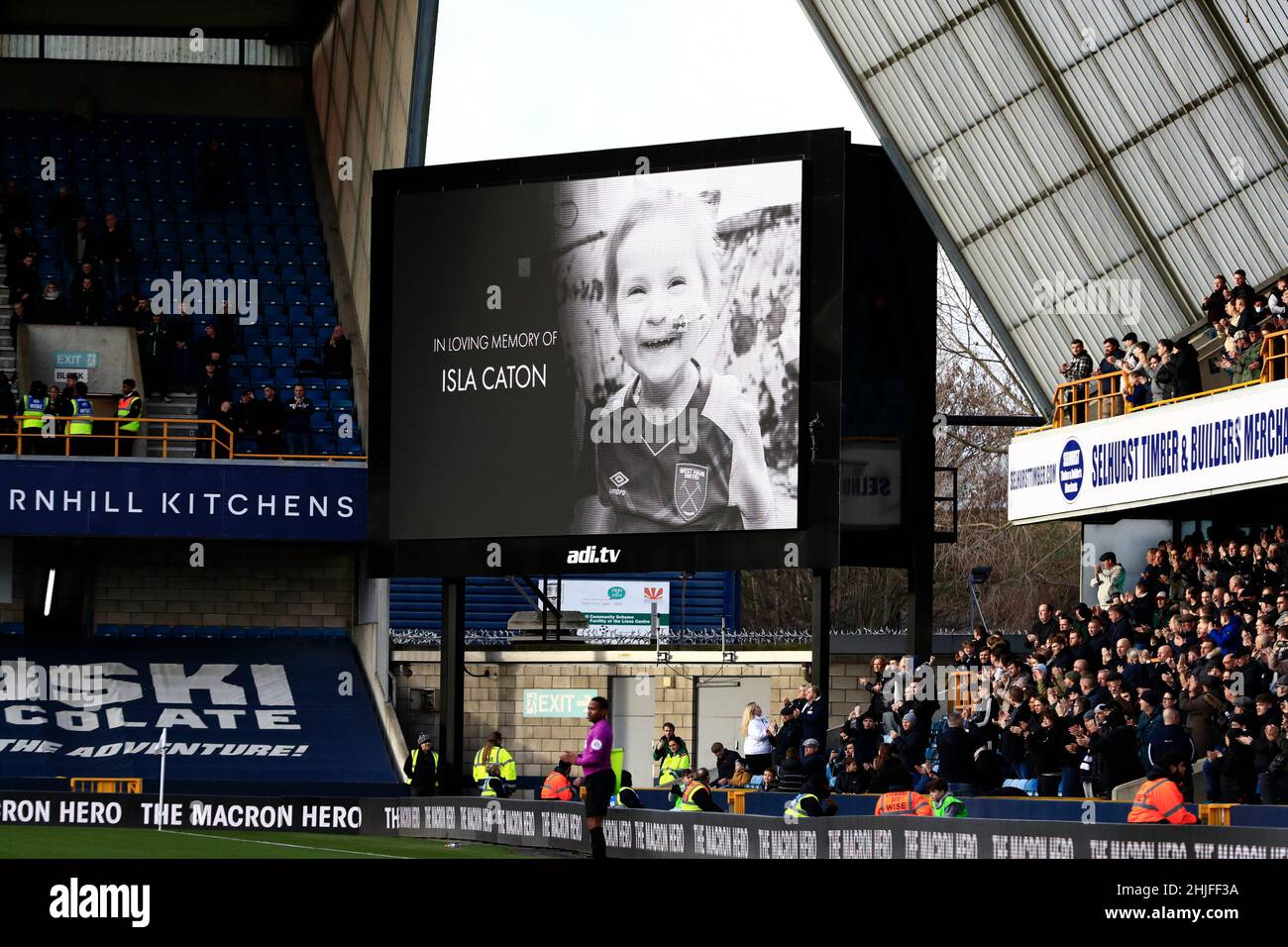 The Den, Millwall, Londra, Regno Unito. 29th Jan 2022. Championship Football, Millwall Versus West Bromwich Albion: Tributi di Millwall per Isla Caton un fan di sette anni del West Ham United che, dopo una battaglia di cinque anni contro il cancro, è scomparso lunedì 24th gennaio 2022 Credit: Action Plus Sports/Alamy Live News Foto Stock