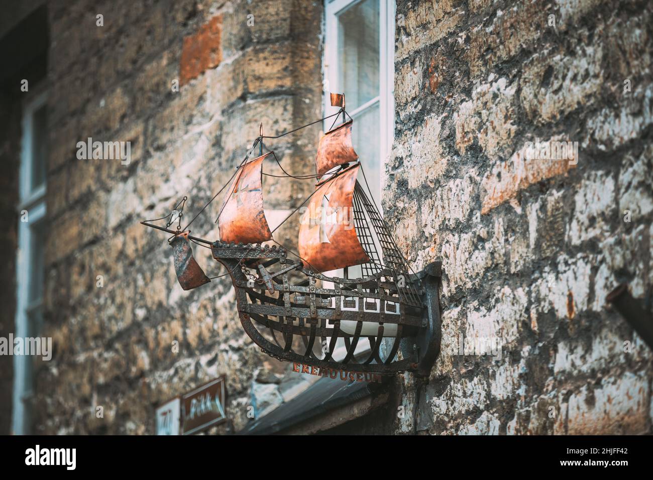 Tallinn, Estonia. Lanterna a forma di nave sul Museo Marittimo Estone. Città vecchia Foto Stock