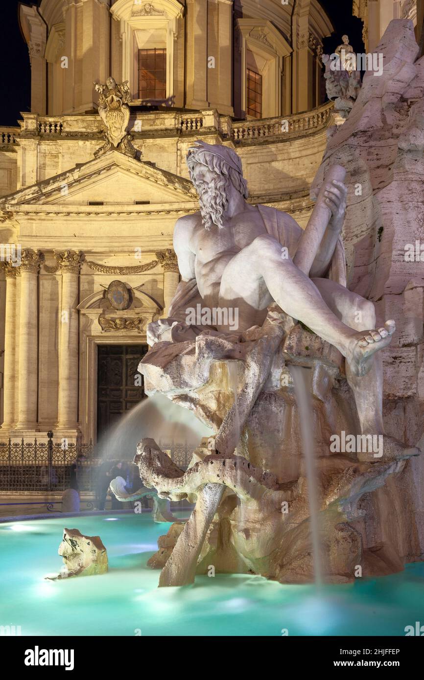 Famosa Piazza Navona, una delle piazze pubbliche più belle di Roma. Questa è la statua del gange god River, della Fontana dei quattro fiumi Foto Stock