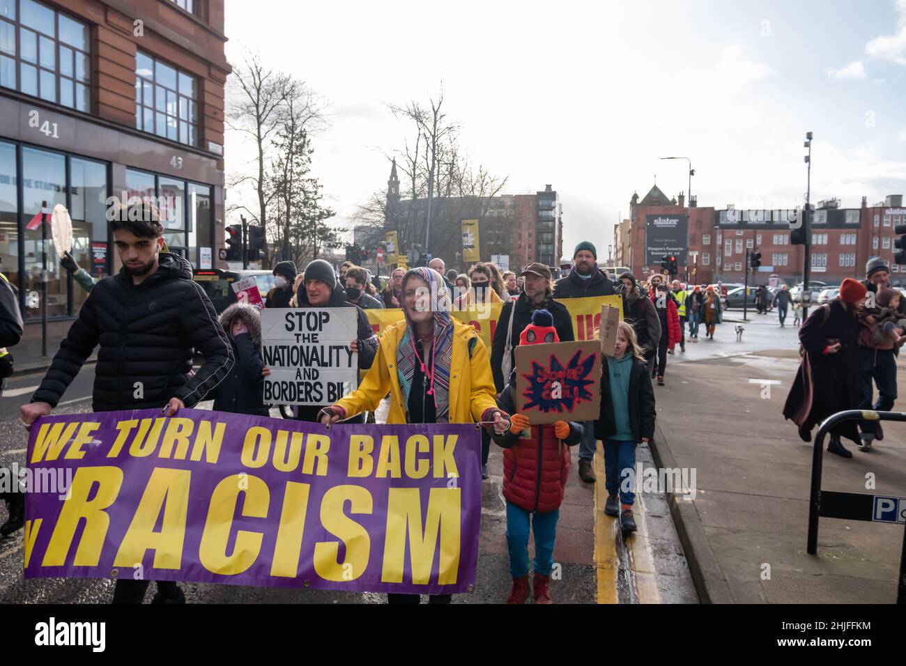Glasgow, Scozia, Regno Unito. 29th Gennaio 2022. Gli attivisti marciano attraverso la città per protestare contro la legge sulla nazionalità e i confini, attualmente in discussione al Parlamento di Westminster. Credit: SKULLY/Alamy Live News Foto Stock