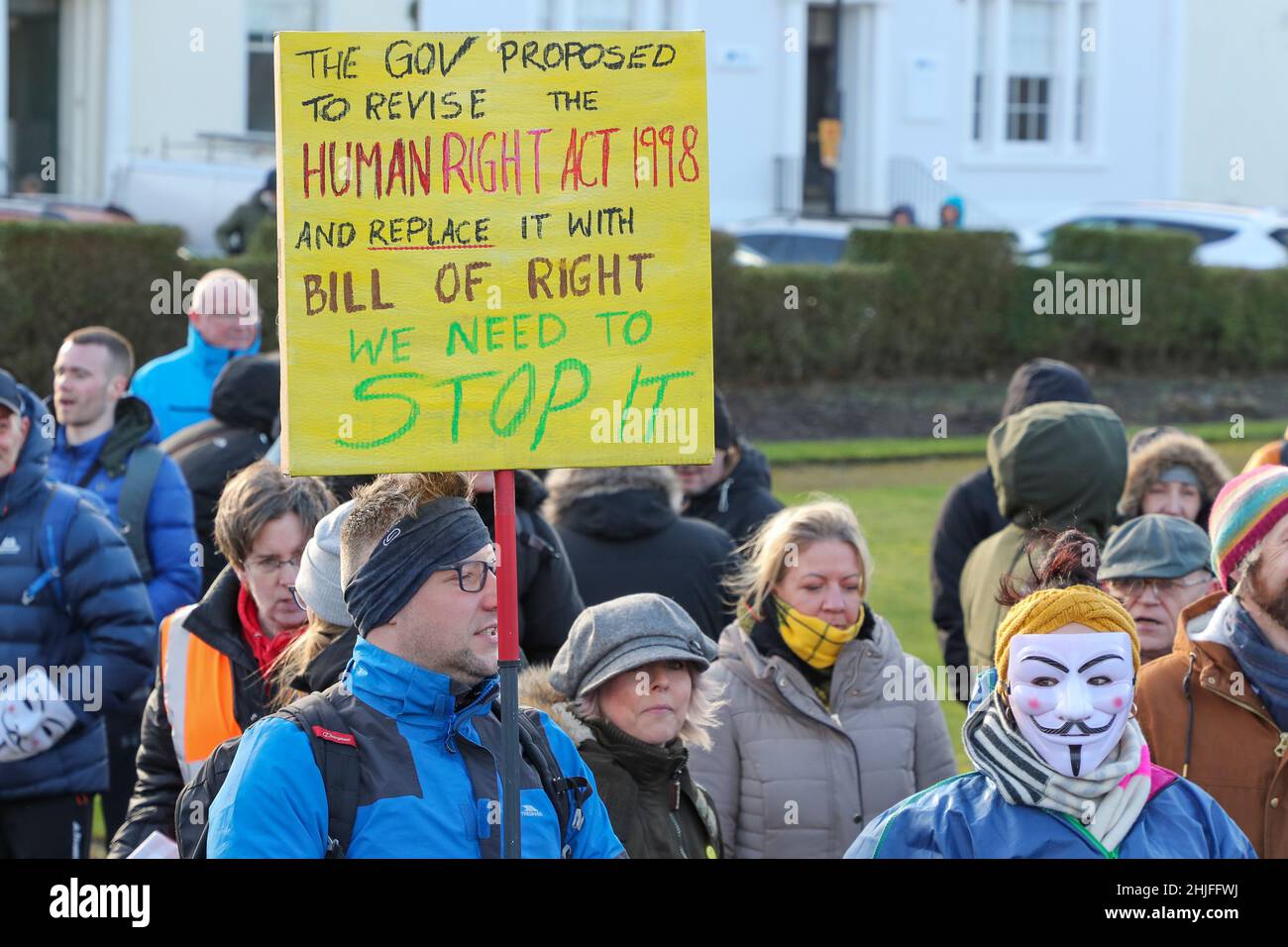 Ayr, Regno Unito. 29th Jan 2022. Diverse centinaia di manifestanti si sono manifestati a Wellington Square, nel centro di Ayr, per una dimostrazione contro il governo che ha imposto restrizioni alle libertà individuali, in particolare l'obbligo di indossare una maschera facciale e la necessità di essere vaccinati per il Covid 19. Credit: Findlay/Alamy Live News Foto Stock