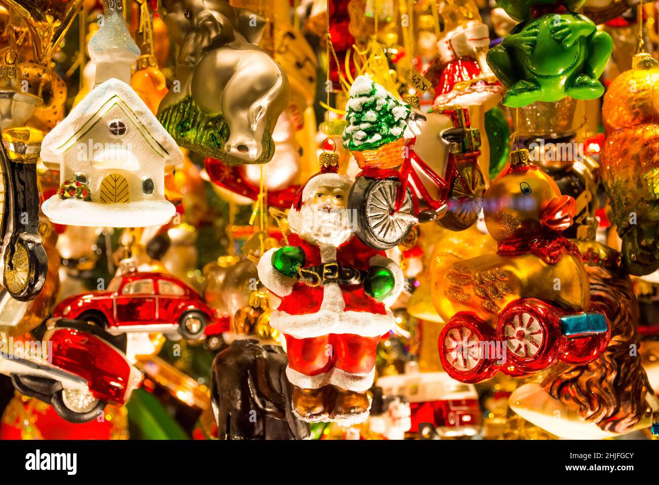 Decorazioni in vetro di Natale in vendita su una vetrina, palline decorative dipinte a mano di Natale sul mercato dell'avvento. Foto Stock