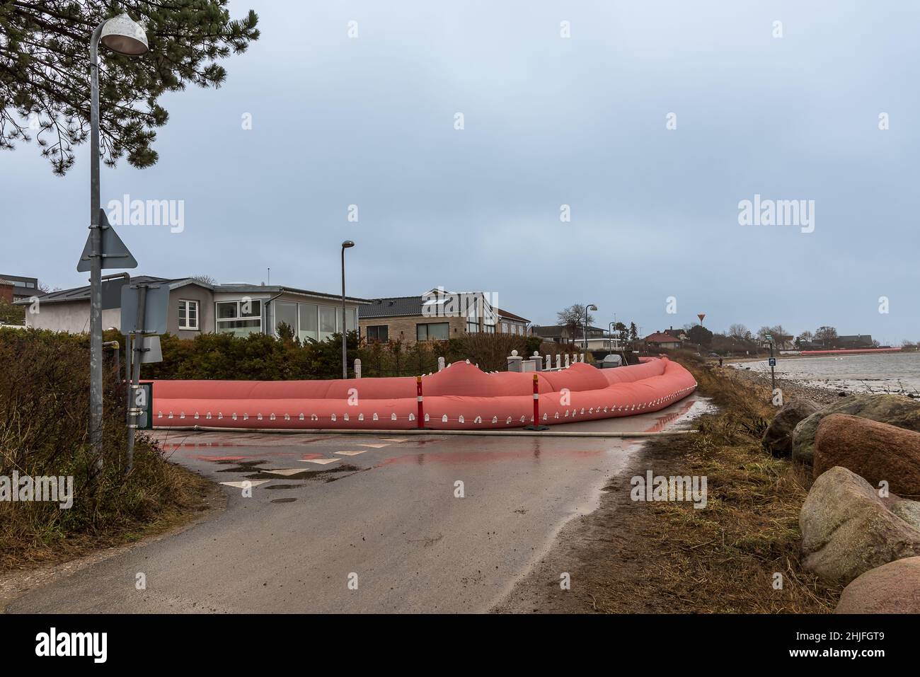Tubo d'acqua rosa sulla riva di Frederikssund per prevenire la tempesta alluvione Malik, Frederikssund, 29 gennaio 2022 Foto Stock