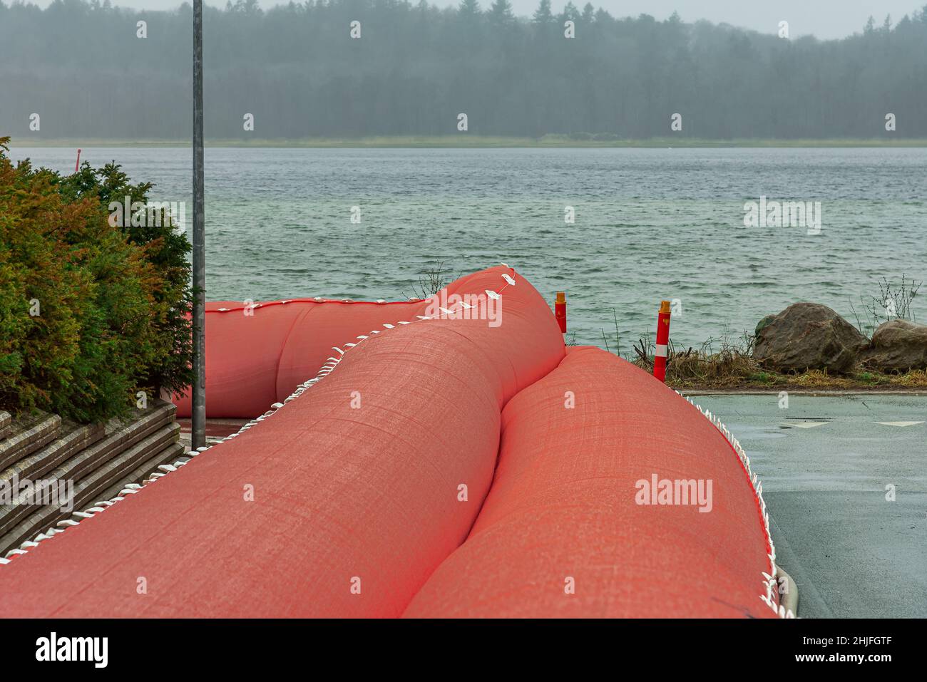 Grande tubo d'acqua rosa per prevenire la tempesta Malik a frederikssund per inondare la città Fredrikssund, Danimarca, 29 gennaio 2022 Foto Stock