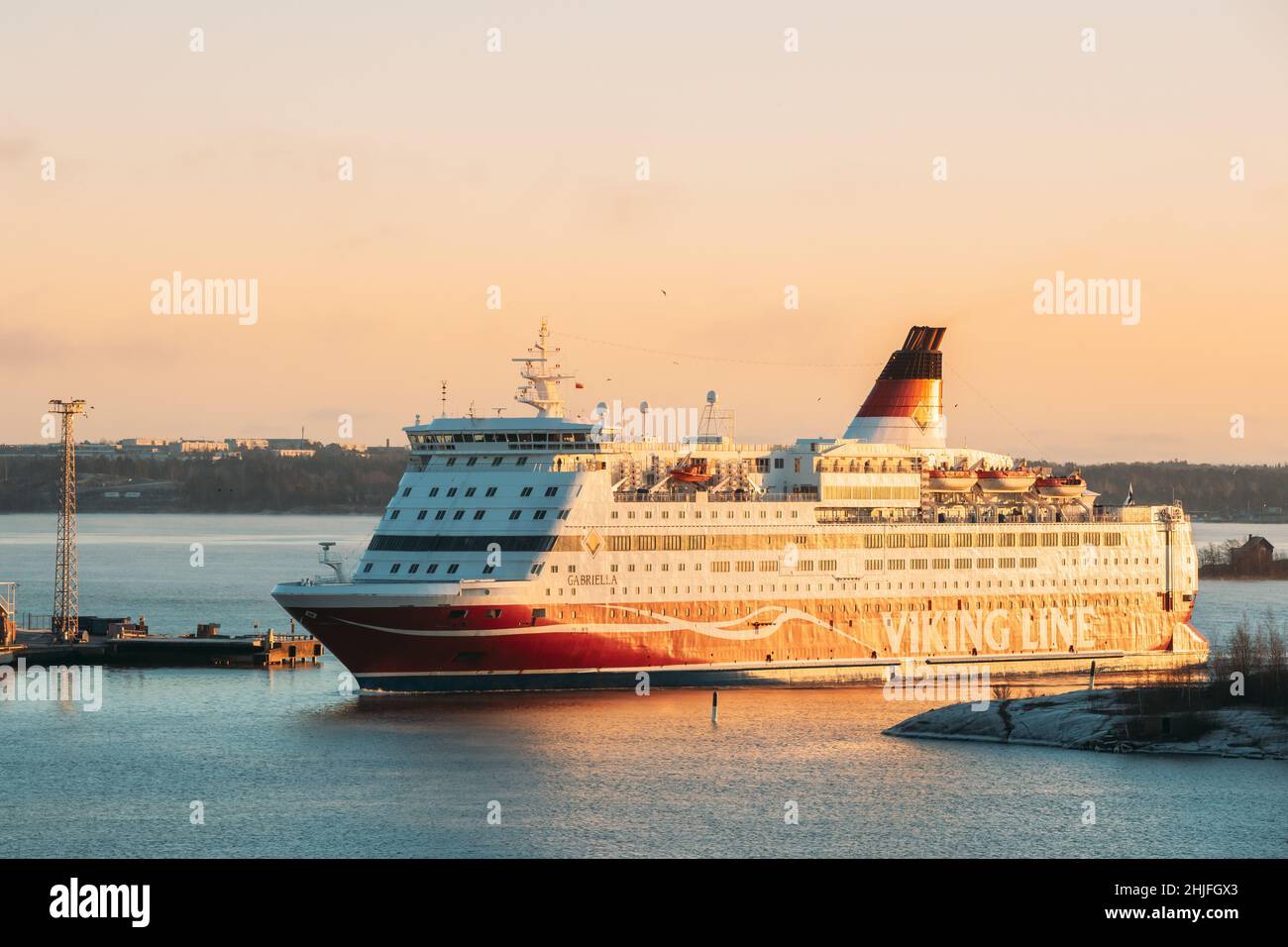 Helsinki, Finlandia. Vista del moderno traghetto Ferryboat Viking Line galleggiante vicino Blekholmen Isola Valkosaari al Sunrise Sky. Foto Stock