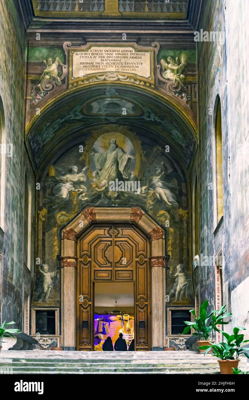 Chiostro di San Gregorio Armeno. Ingresso del chiostro del santuario armeno a Napoli Foto Stock