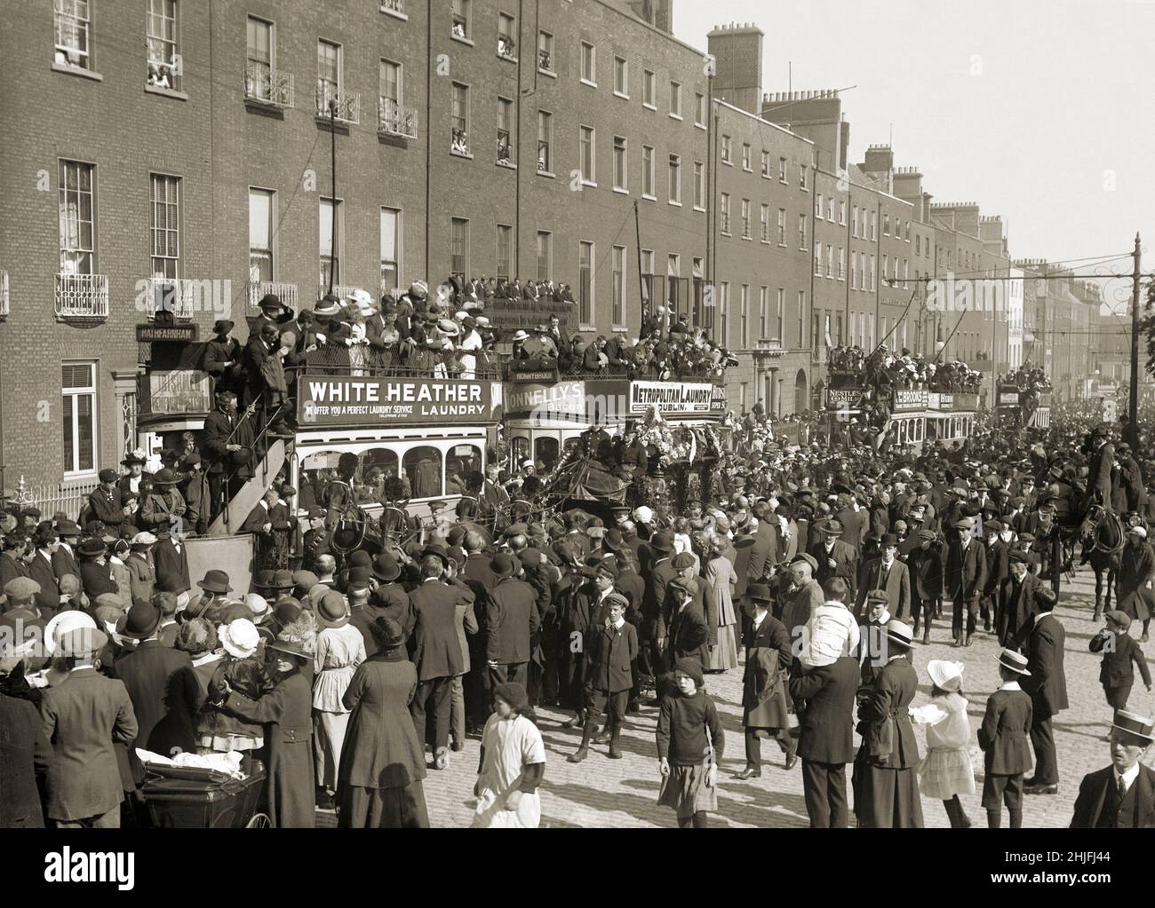 Una fotografia d'epoca dei funerali del leader feniano irlandese Jeremiah o'Donovan Rossa (1831-1915). Nato e cresciuto durante la Grande carestia irlandese, o'Donovan fondò la Phoenix National and Literary Society e dedicò la sua vita a lavorare per la creazione di una Repubblica Irlandese indipendente. Si unì alla Fratellanza repubblicana irlandese e dopo essere fuggito negli Stati Uniti si unì alle organizzazioni rivoluzionarie irlandesi, al di là della portata dell'impero britannico. Morì negli Stati Uniti e il suo corpo fu riportato in Irlanda per la sepoltura al cimitero di Glasnevin nel 1915. Foto Stock