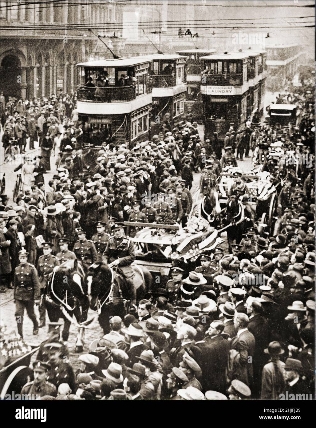 Una fotografia d'epoca di un funerale militare americano a Belast, in Irlanda. Il 11 ottobre 1918, a Belfast si è tenuto un funerale pubblico per dodici soldati americani, vittime del disastro di Otranto, e uomini morti di polmonite dopo essere stati sbarcati in Irlanda da una troopship. la marcia attraverso la città, dalle caserme Victoria al Cimitero della Città. Ovunque le strade erano affollate di persone che si erano riunite per rendere omaggio ai morti onorati. Le bare venivano portate a cielo aperto, due per ogni trasporto, con una guardia d'onore composta da soldati britannici, marciando accanto alle bare, Foto Stock