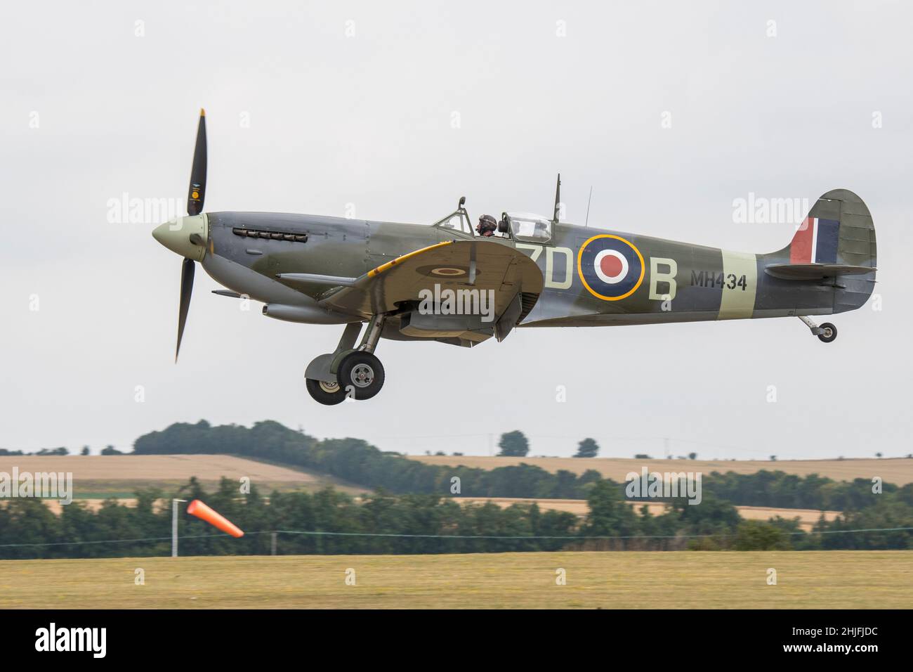 spitfire MK IXb MH434 Z BD sbarco a Duxford Airshow 2021 Foto Stock