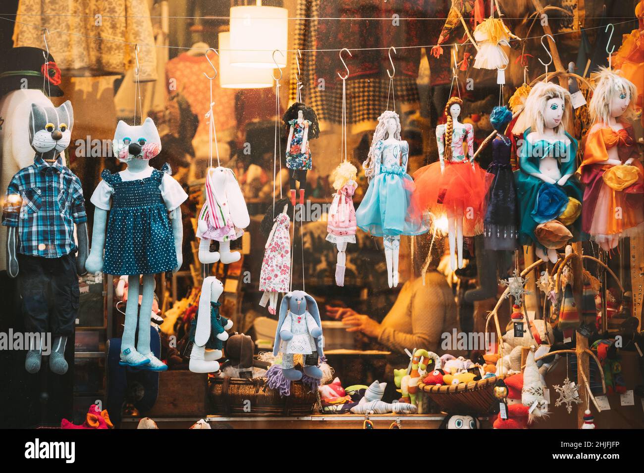 Bambole nel gioco del negozio. Le bambole di Rag sono dei souvenir popolari. Foto Stock
