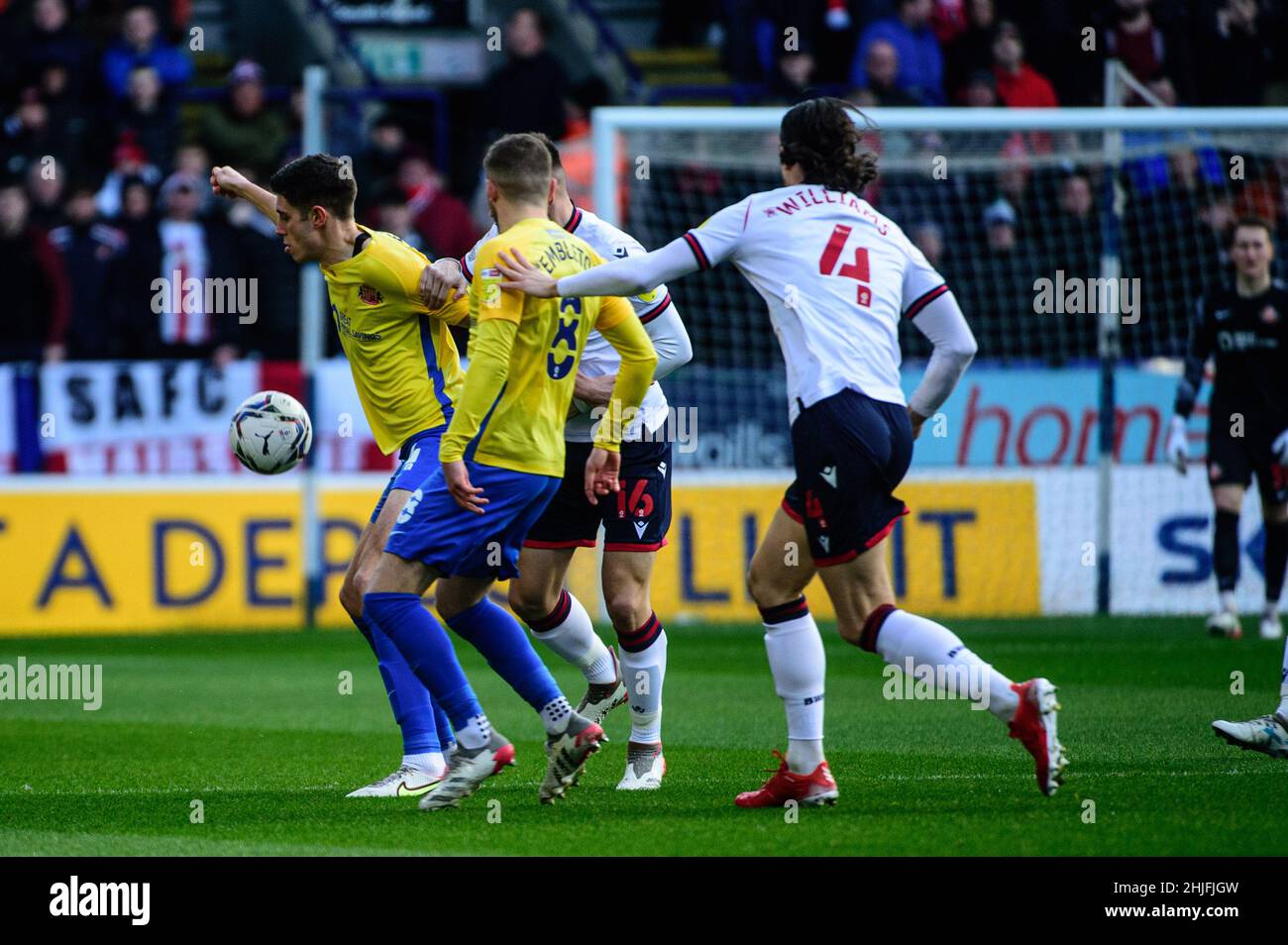 BOLTON, REGNO UNITO. JAN 29th Ross Stewart di Sunderland AFC sotto pressione da Aaron Morley del Bolton Wanderers FC durante la partita della Sky Bet League 1 tra Bolton Wanderers e Sunderland al Reebok Stadium di Bolton sabato 29th gennaio 2022. (Credit: Ian Charles | MI News) Credit: MI News & Sport /Alamy Live News Foto Stock