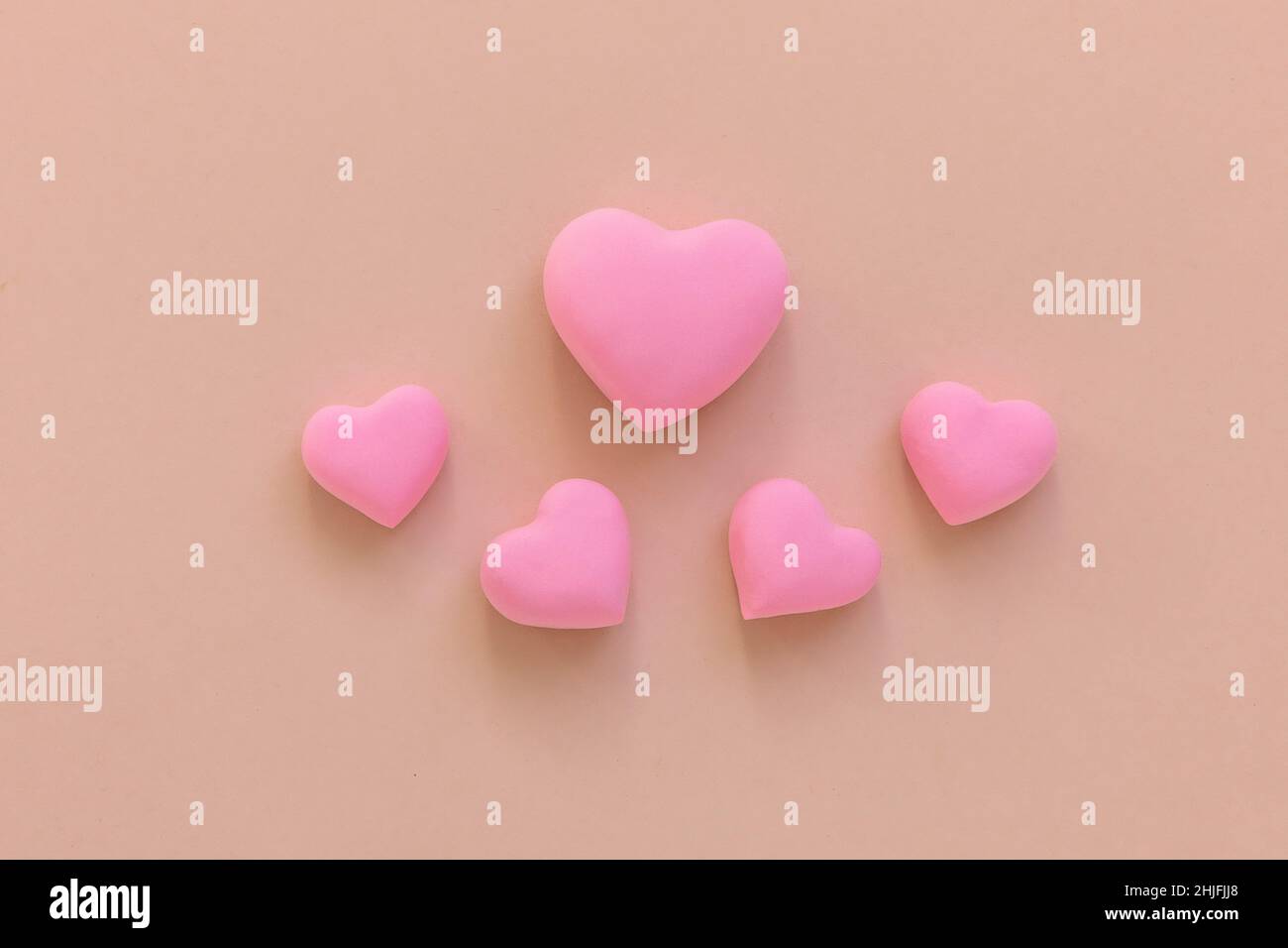 3d rosa cuori disposizione creativa. Concetto di amore, relazione romantica, simbolo di forma del cuore, semplice layout, celebrazione del giorno di San Valentino, weddi Foto Stock