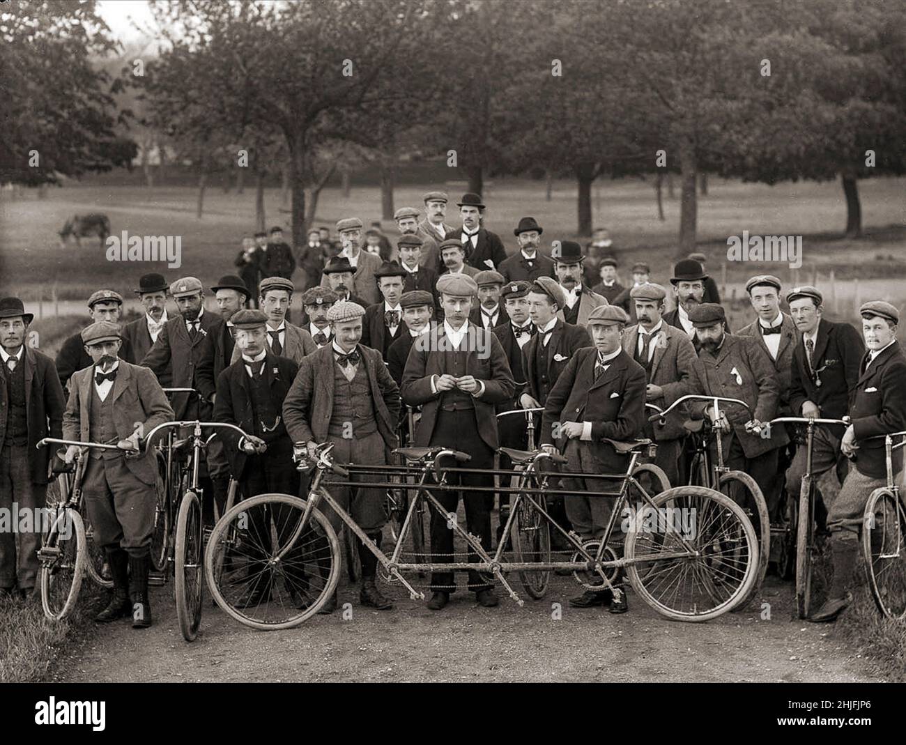 Una fotografia di gruppo d'epoca del Waterford Bicycle Club, Irlanda, 1897. Foto Stock