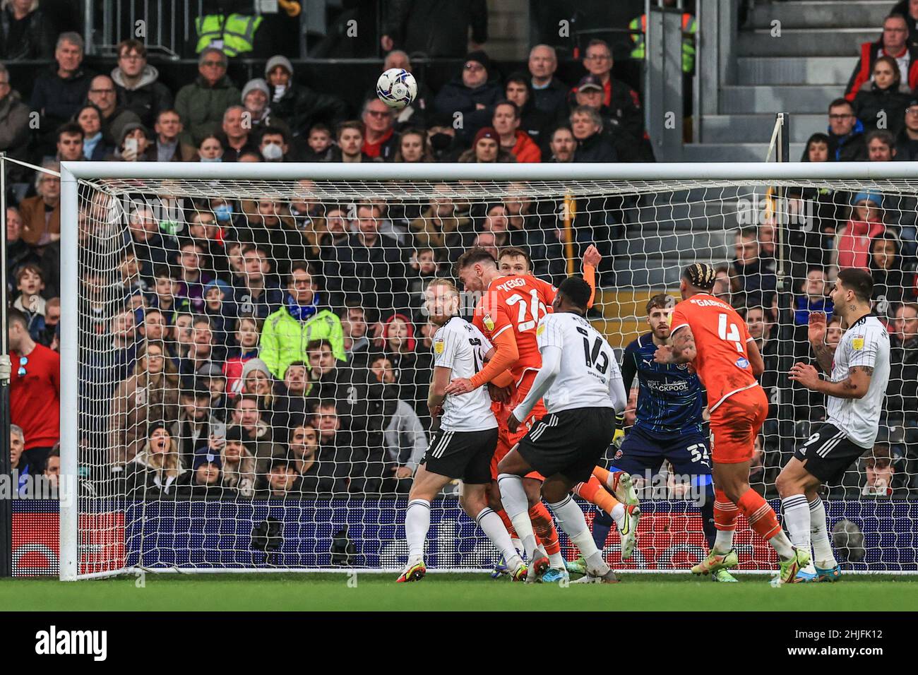 Richard Keogh #26 di Blackpool libera la palla a Londra, Regno Unito il 1/29/2022. (Foto di Mark Cosgrove/News Images/Sipa USA) Foto Stock