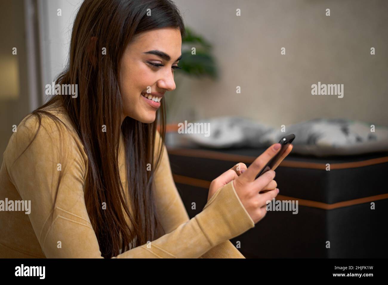 Ragazza felice utilizzando l'app per smartphone godersi una chat virtuale online videochiamata con gli amici riunioni virtuali registrazione di storie per i social media utilizzando il cellulare p Foto Stock