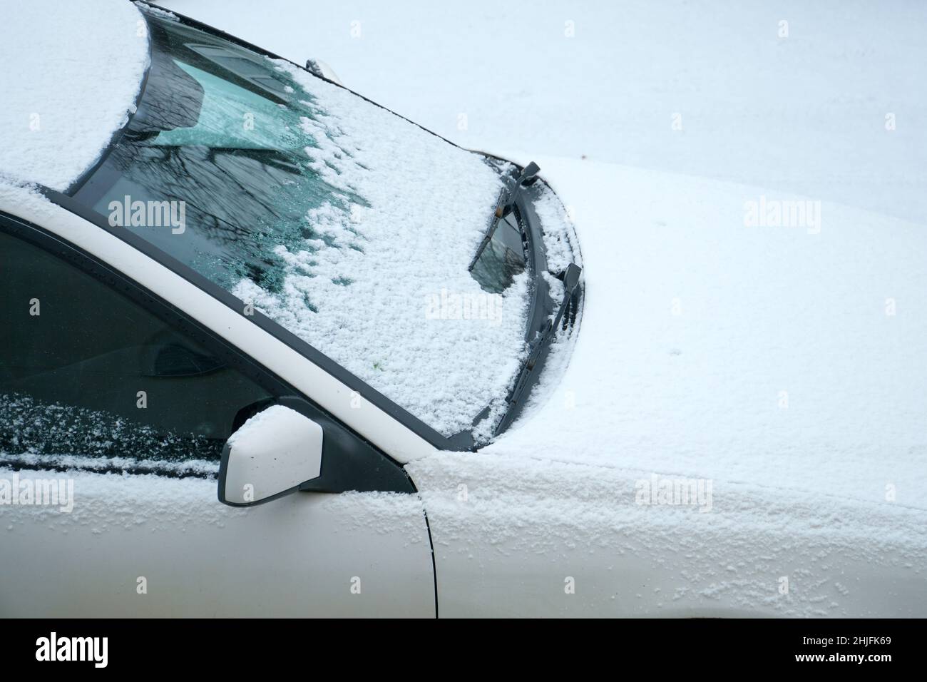 Gelo invernale, per cui la vettura si ferma e non si muove. La neve bianca ha coperto la parte anteriore della vettura. Tempo gelido, una scena nel Foto Stock