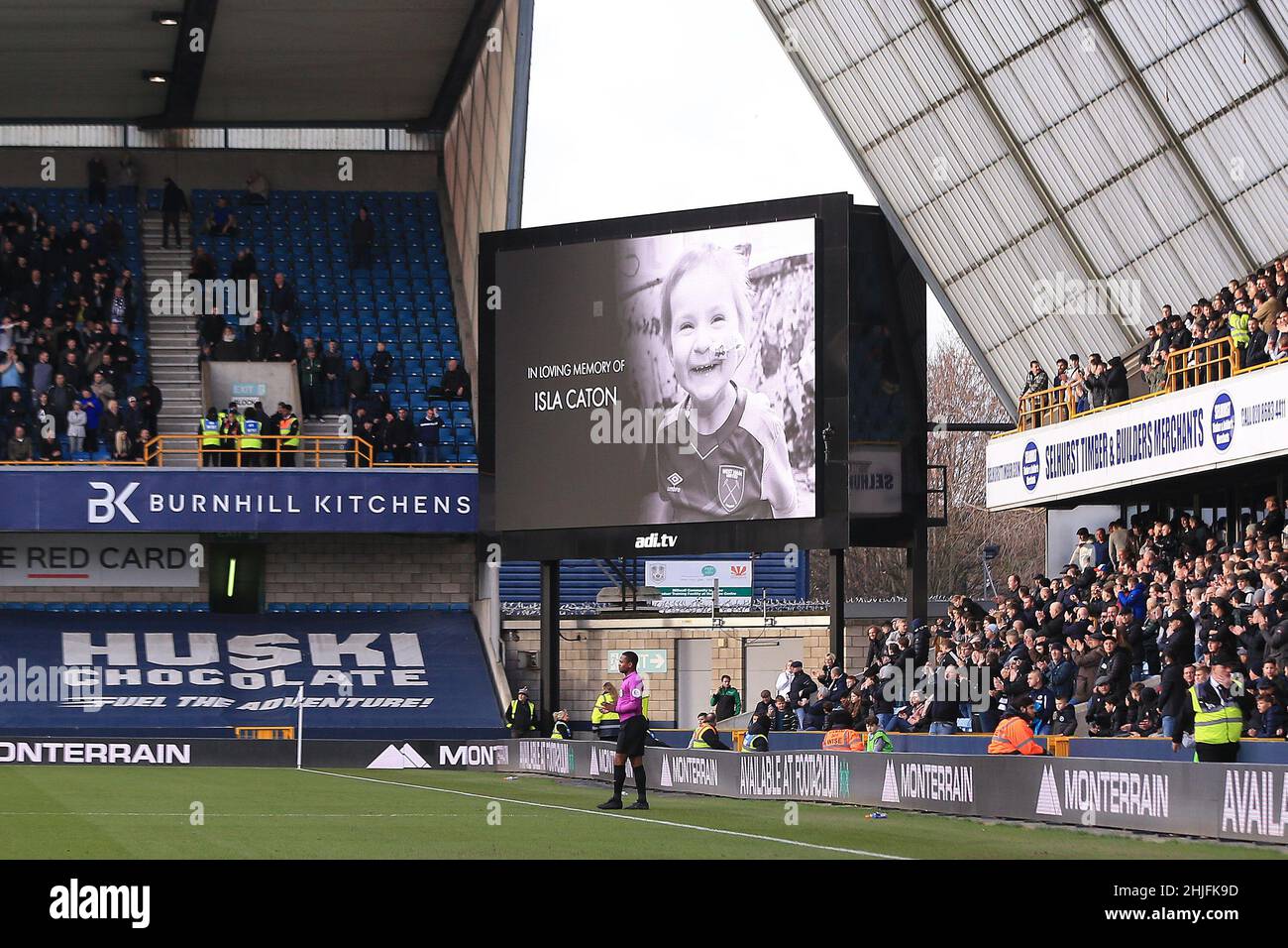 Londra, Regno Unito. 29th Jan 2022. Il tabellone rende omaggio alla partita West Ham fan Isla Caton.EFL Skybet Championship, Millwall contro West Bromwich Albion al Den di Londra sabato 29th gennaio 2022. Questa immagine può essere utilizzata solo per scopi editoriali. Solo per uso editoriale, licenza richiesta per uso commerciale. Nessun uso in scommesse, giochi o un singolo club/campionato/player pubblicazioni. pic di Steffan Bowen/Andrew Orchard sport fotografia/Alamy Live news credito: Andrew Orchard sport fotografia/Alamy Live News Foto Stock