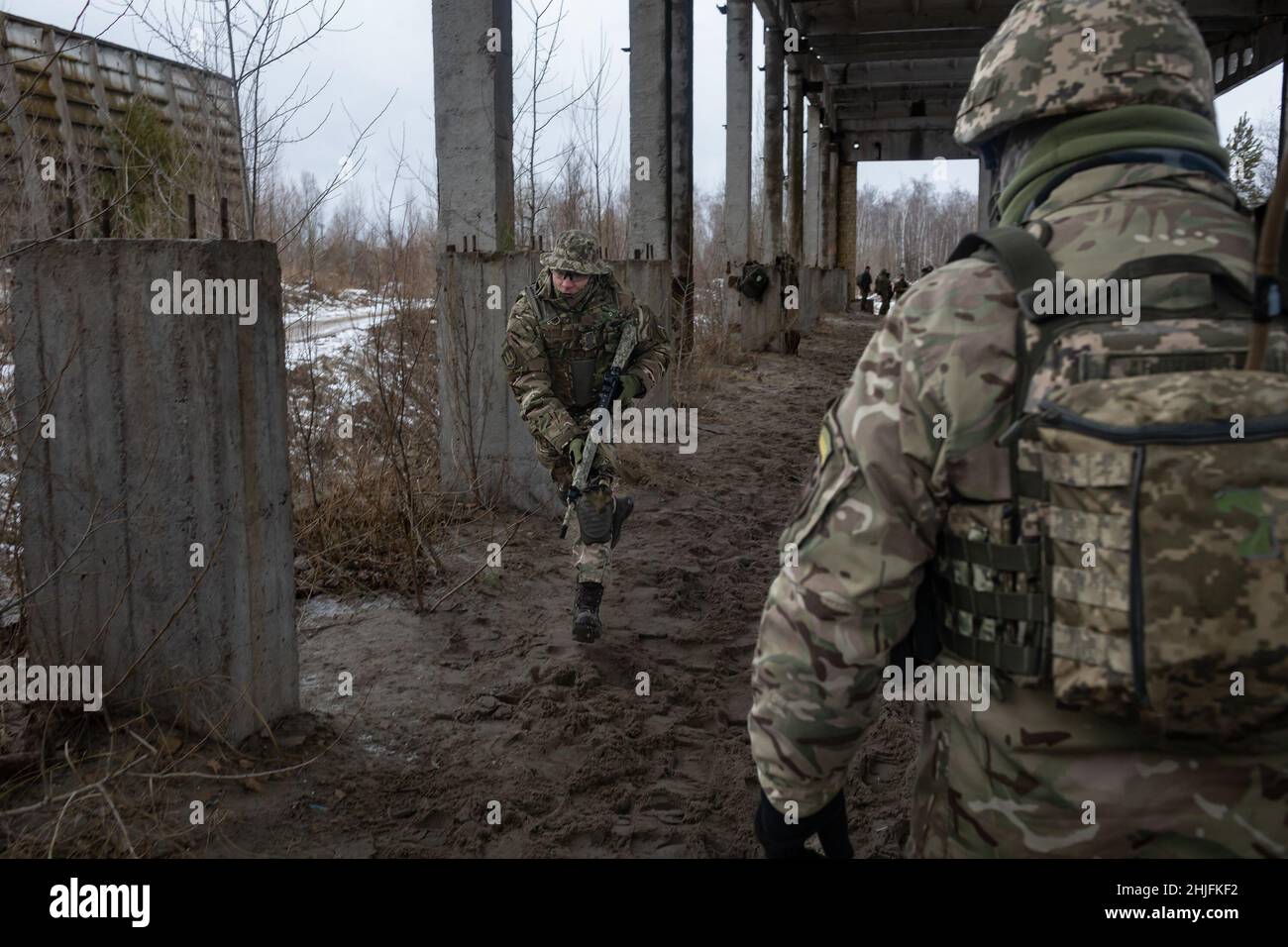 Mentre le forze militari russe continuano a mobilitarsi sul confine ucraino, i rieristi e i civili ucraini partecipano alla formazione con le "forze di difesa territoriale" appena fuori dalla capitale di Kyiv. (Foto di Michael Nigro/Sipa USA) Foto Stock