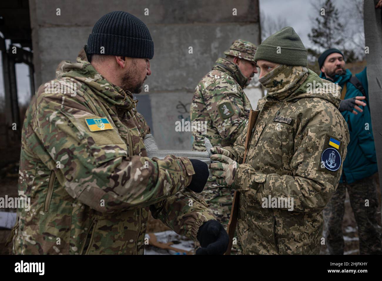 Mentre le forze militari russe continuano a mobilitarsi sul confine ucraino, i rieristi e i civili ucraini partecipano alla formazione con le "forze di difesa territoriale" appena fuori dalla capitale di Kyiv. (Foto di Michael Nigro/Sipa USA) Foto Stock