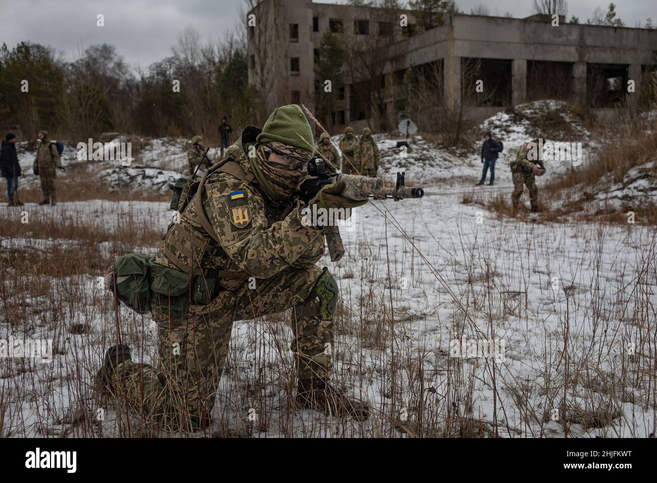 Mentre le forze militari russe continuano a mobilitarsi sul confine ucraino, i rieristi e i civili ucraini partecipano alla formazione con le "forze di difesa territoriale" appena fuori dalla capitale di Kyiv. (Foto di Michael Nigro/Sipa USA) Foto Stock