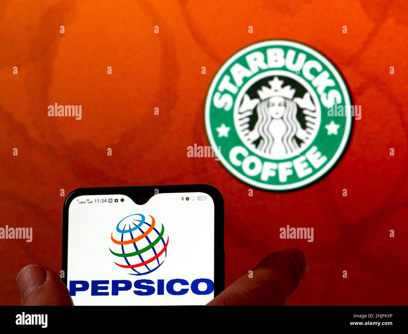 In questa illustrazione, il logo PepsiCo, Inc. Viene visualizzato sullo schermo di uno smartphone con il logo Starbucks sullo sfondo. (Foto di Igor Golovniov / SOPA Images/Sipa USA) Foto Stock