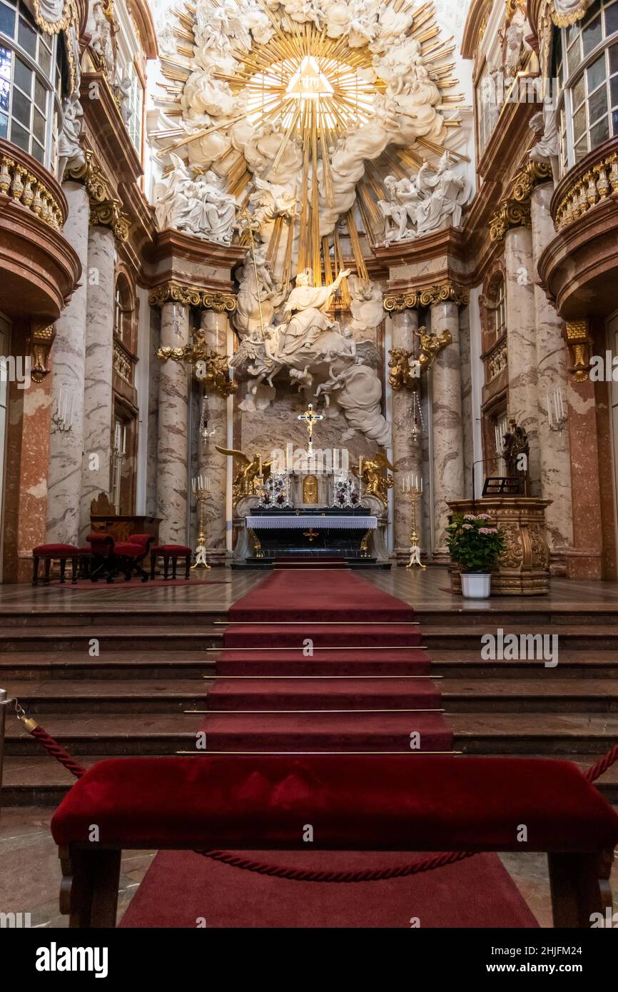 Bellissimo interno e altare della chiesa di Karlskirche a Vienna, Austria Foto Stock