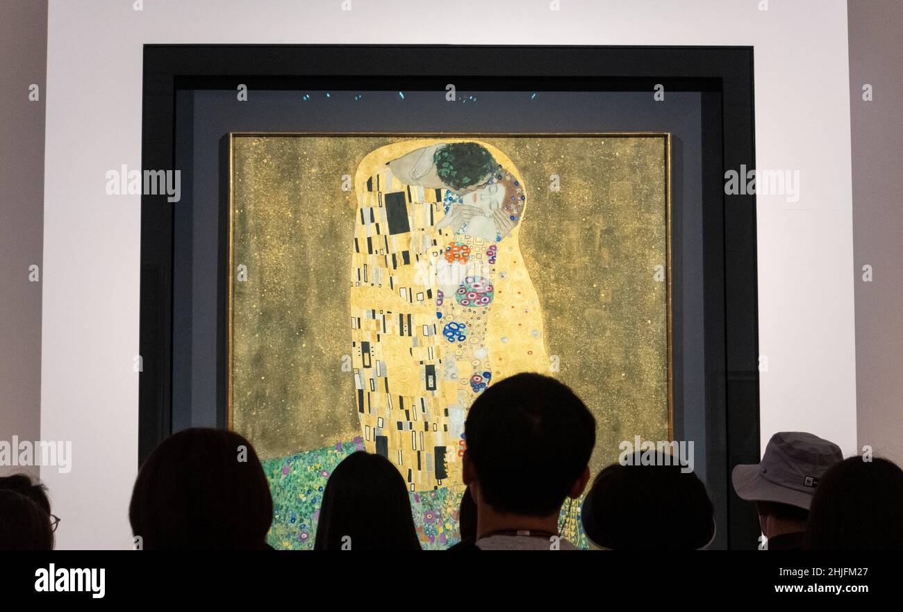 Turisti che guardano il bacio di Gustav Klimt, Vienna, Austria Foto Stock