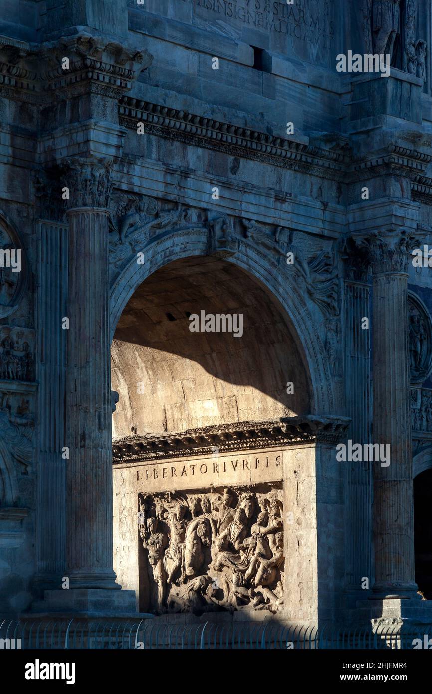 Arco di Costantino, un arco trionfale a Roma, Italia, costruito per commemorare la vittoria dell'imperatore Costantino il Grande su Massenzio nel 312 d.C. Foto Stock