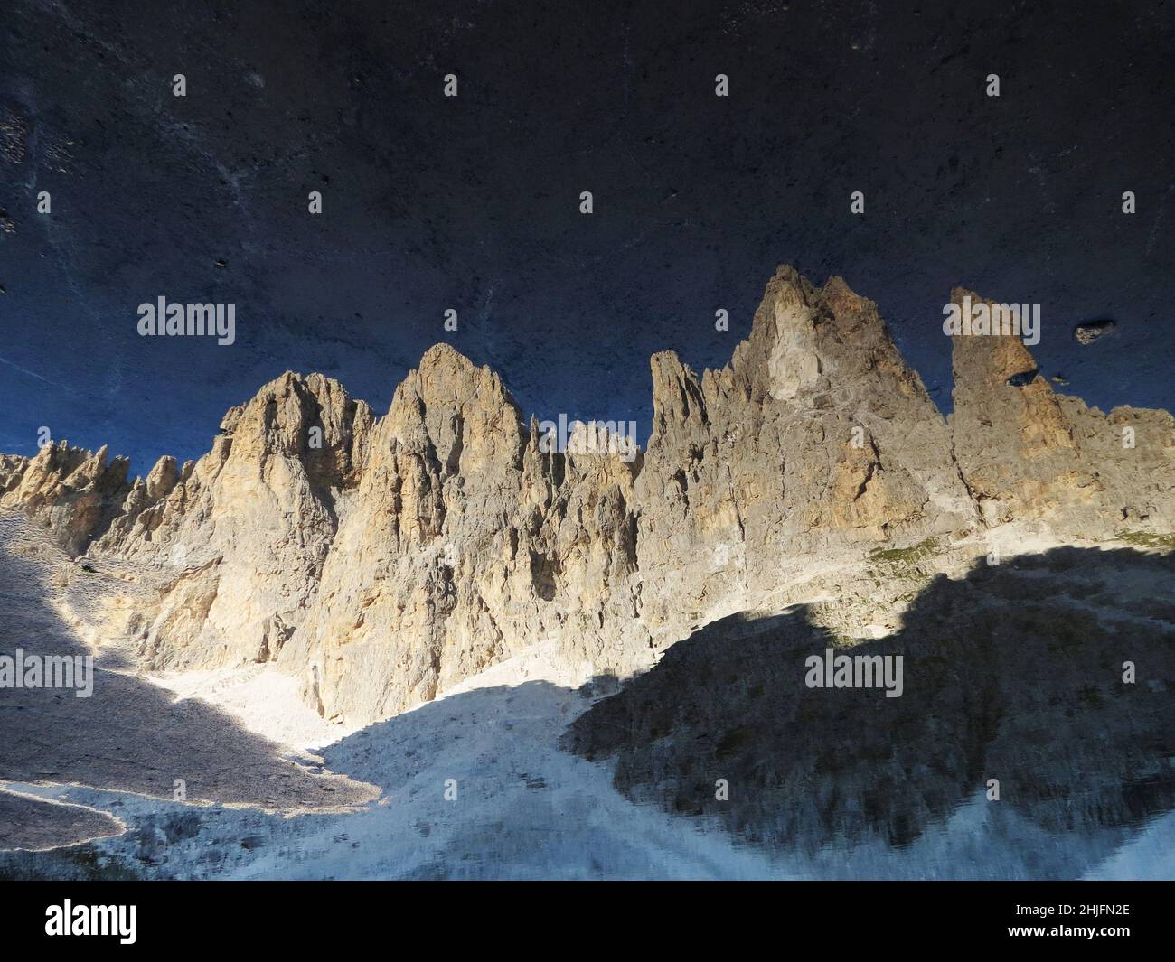 Riflesso delle cime delle pale di San Martino sulla superficie lacustre della valle delle Pradidali. Le Dolomiti. Alpi Italiane. Europa. Foto Stock