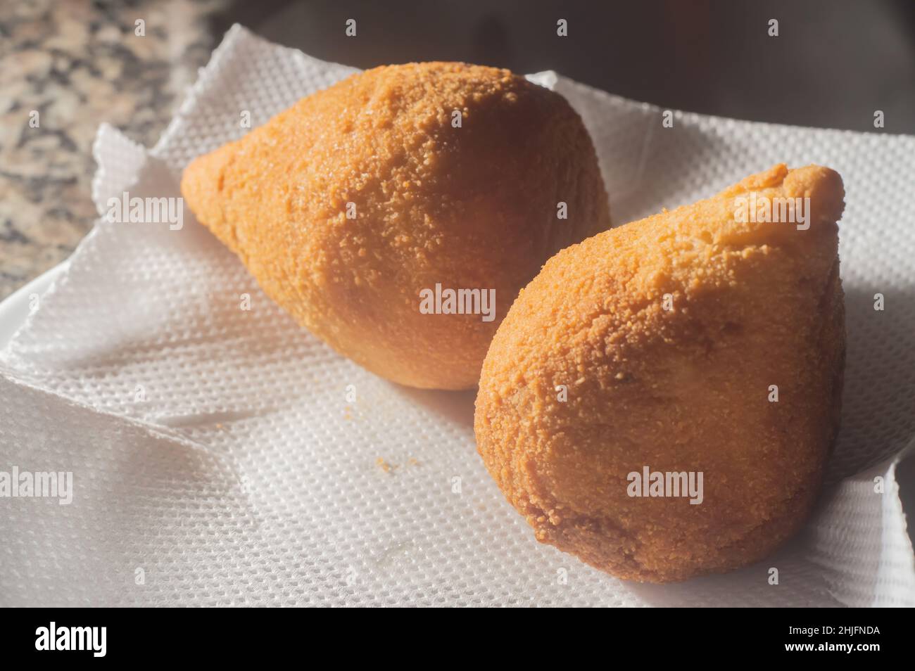 coxinha tradizionale fritto brasiliano cibo, su un tovagliolo di carta. Foto Stock