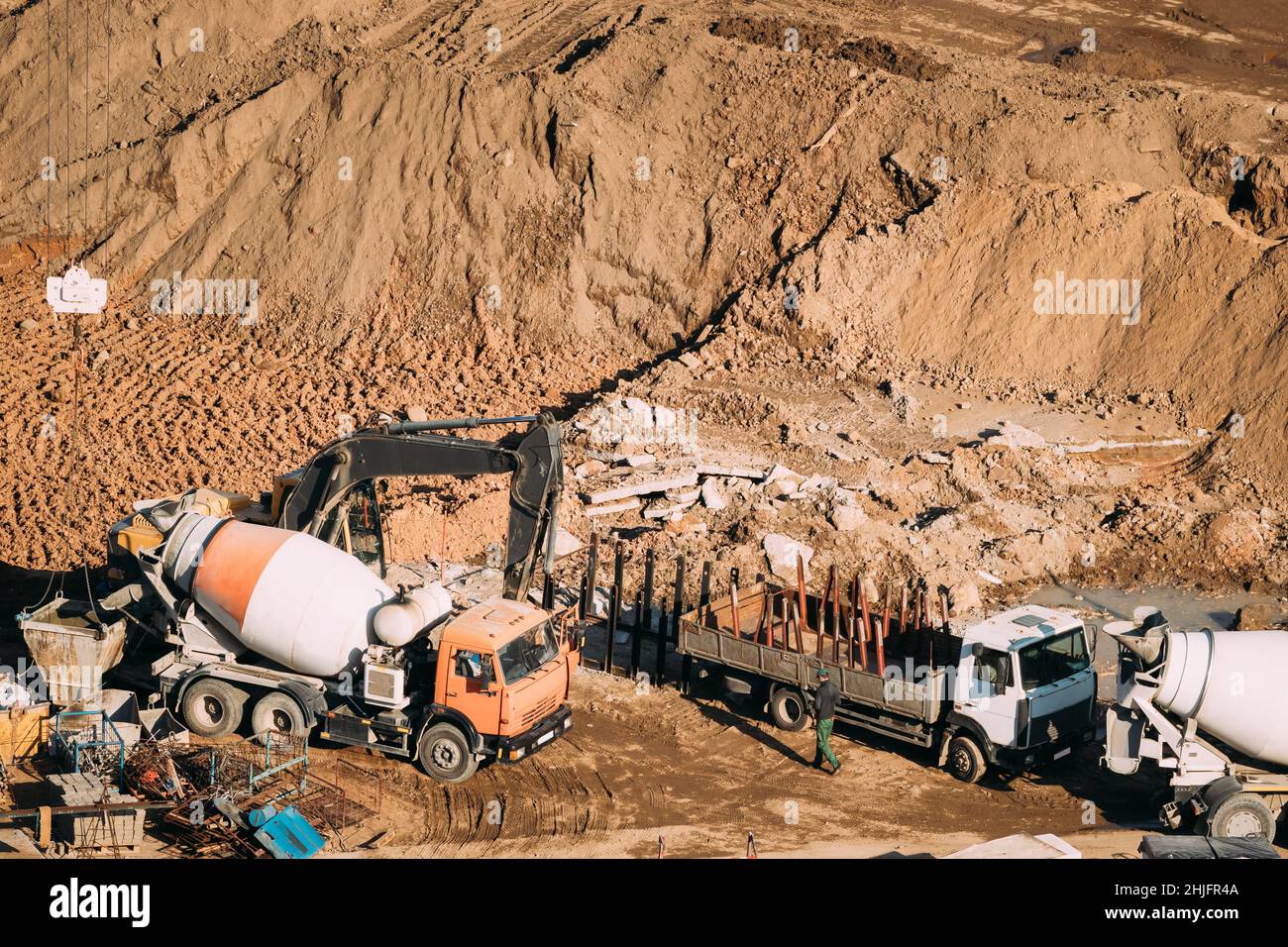 Minsk, Bielorussia. Unità e camion per il trasporto di calcestruzzo speciale (miscelatore in-Transit) nel cantiere cittadino. Costruzione di case Foto Stock