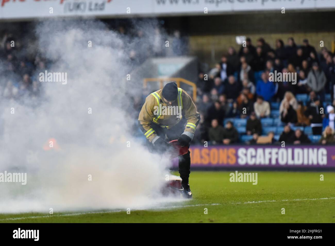 LONDRA, REGNO UNITO. GEN 29th Fireman raccoglie il fuoco fumante durante la partita del Campionato Sky Bet tra Millwall e West Bromwich Albion al Den, Londra sabato 29th gennaio 2022. (Credit: Ivan Yordanov | MI News) Credit: MI News & Sport /Alamy Live News Foto Stock