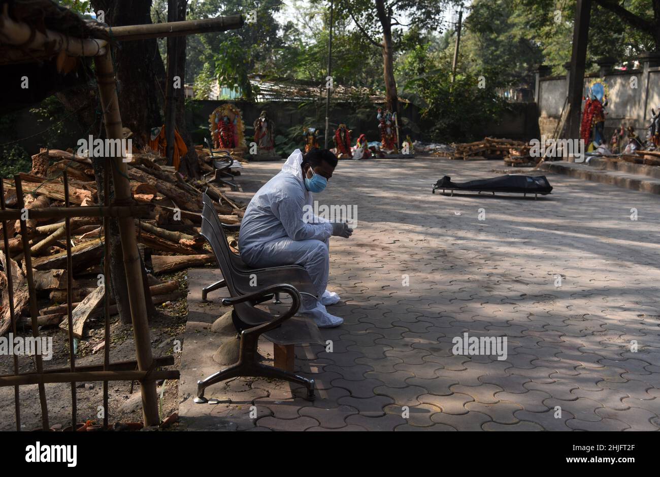 Guwahati, Assam, India. 29th Jan 2022. Un membro della famiglia piange come una persona morta di malattia di coronavirus COVID-19, in un terreno di cremazione a Guwahati, Assam, India Sabato, 29 gennaio 2022. L'India ha registrato 250 mila nuovi casi di coronavirus, inclusi i casi di Coronavirus Omicron, nelle ultime 24 ore, mentre 573 persone sono morte a causa dell'infezione. Credit: David Talukdar/Alamy Live News Foto Stock