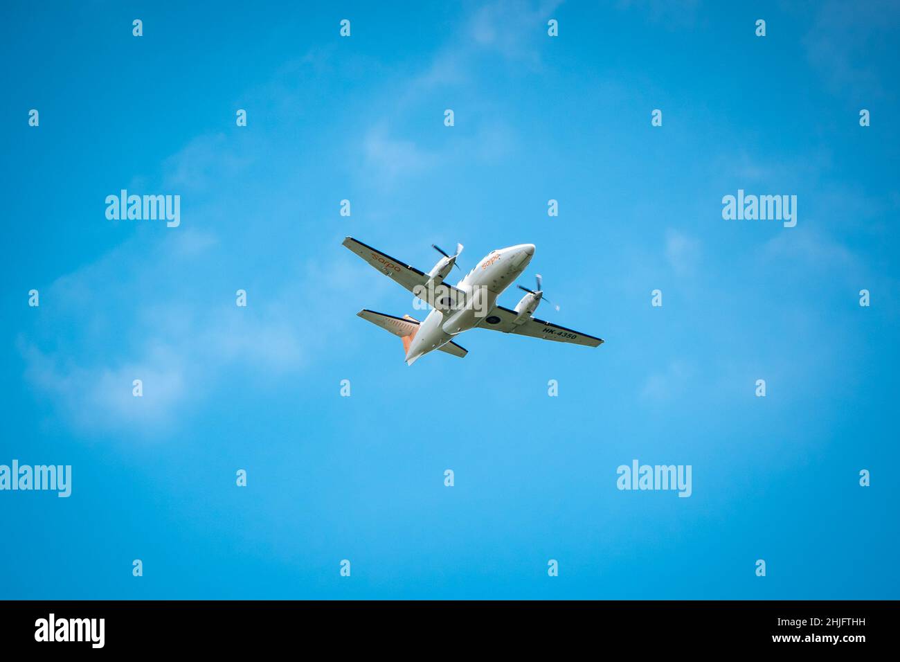 Belmira, Antioquia, Colombia - Novembre 20 2021: Aereo commerciale si fiuta contro un cielo blu Foto Stock