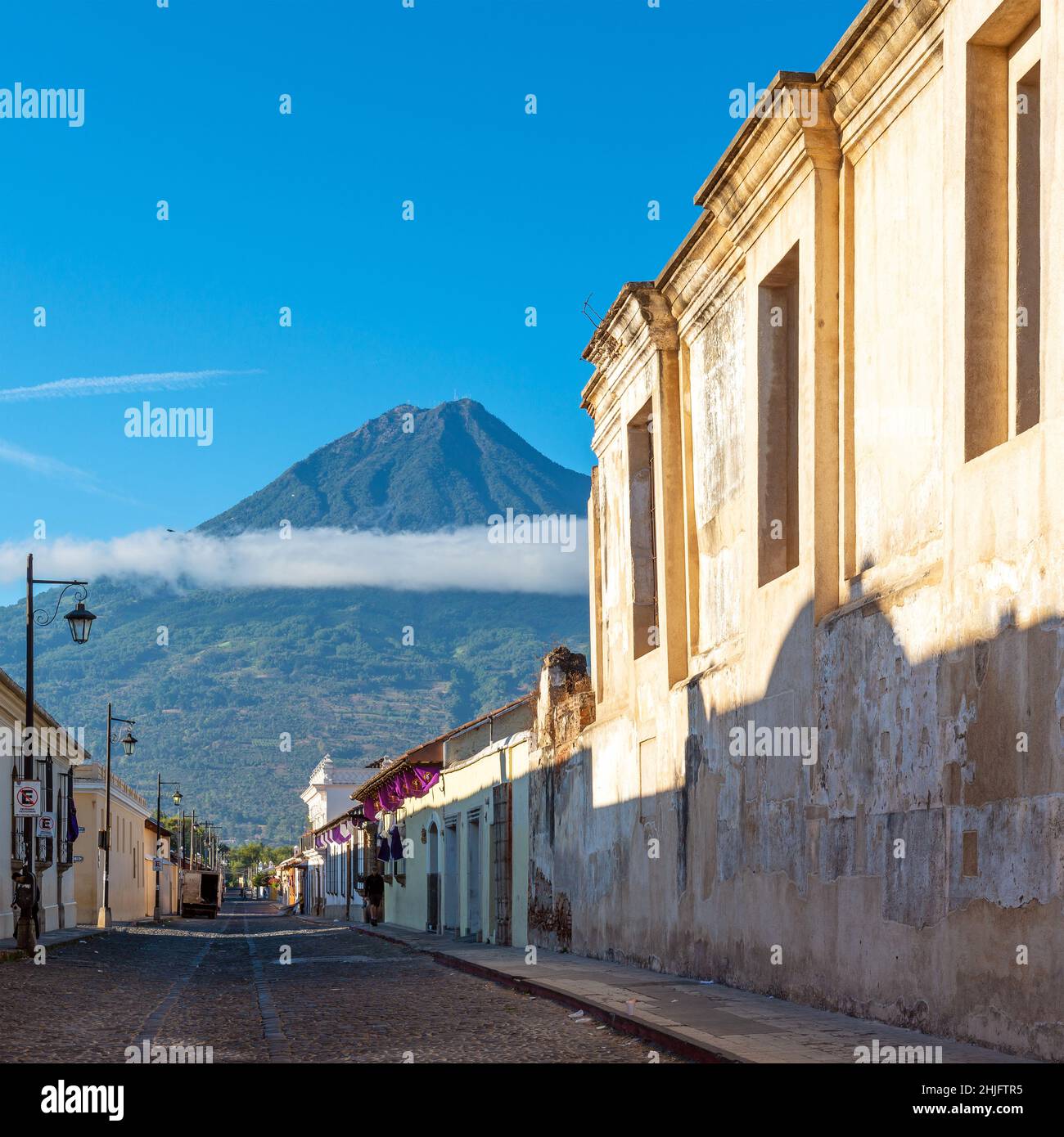 Città di Antigua all'alba con il Vulcano Agua all'alba con spazio copia, Guatemala, America Centrale. Foto Stock
