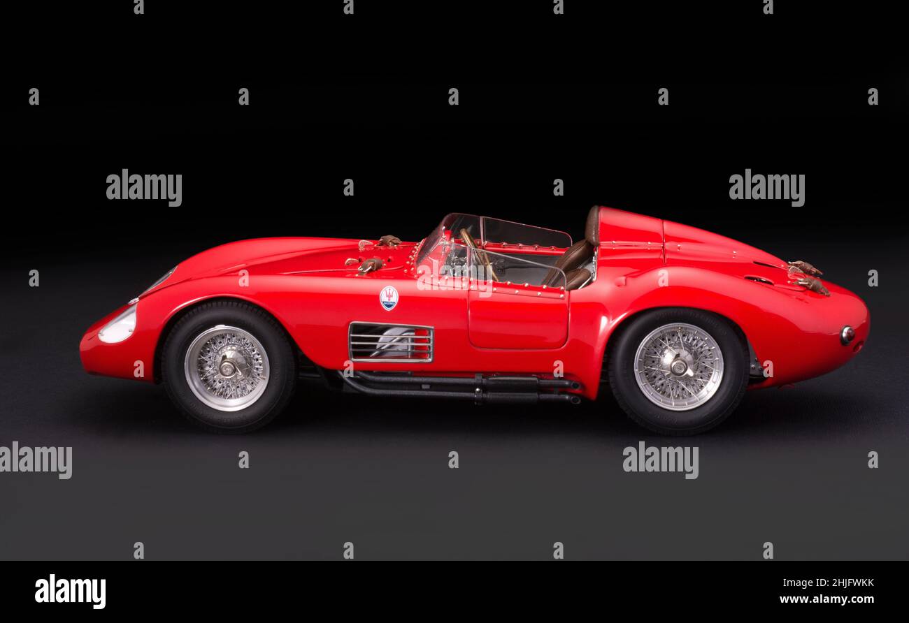 Modellino pressofuso di CMC della Maserati 300S (1957) e del suo telaio Rolling in scala 1/18 Foto Stock