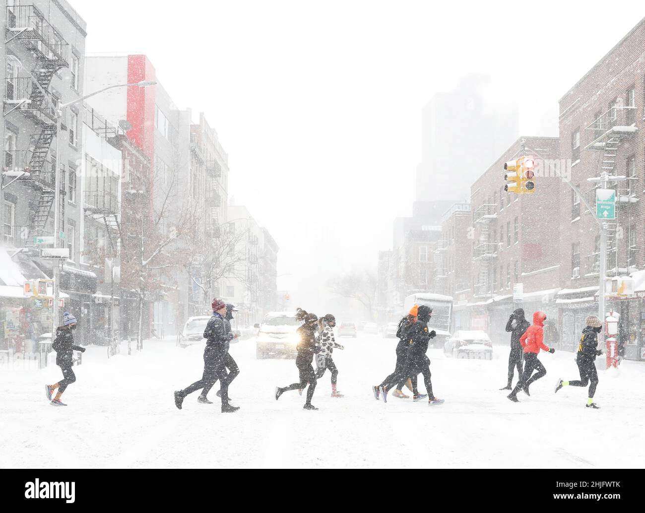 New York, Stati Uniti. 29th Jan 2022. I runner del NYRR Old Man Run Club attraversano l'Avenue A come una Nor'easter con condizioni simili a quelle di un blizzard colpisce la costa orientale di New York City sabato 29 gennaio 2022. Ci si aspetta che oltre 12 pollici di neve coprano parti della Mid-Atlantic Coast attraverso il New England orientale. Foto di John Angelillo/UPI Credit: UPI/Alamy Live News Foto Stock