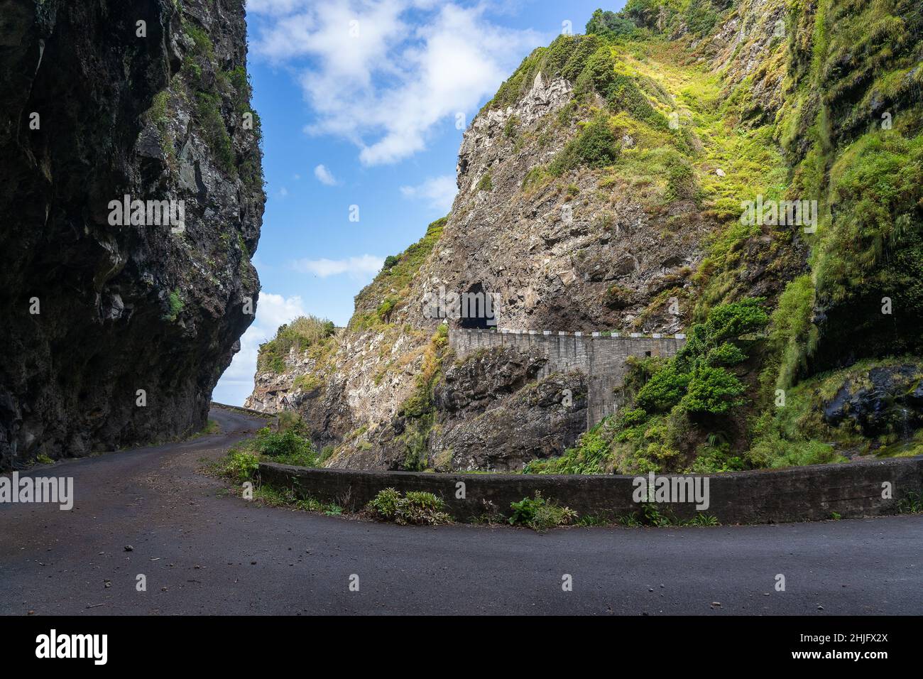 Parte pericolosa della vecchia strada con caduta di dondolo. Costa Nord dell'isola di Madeira. Foto Stock