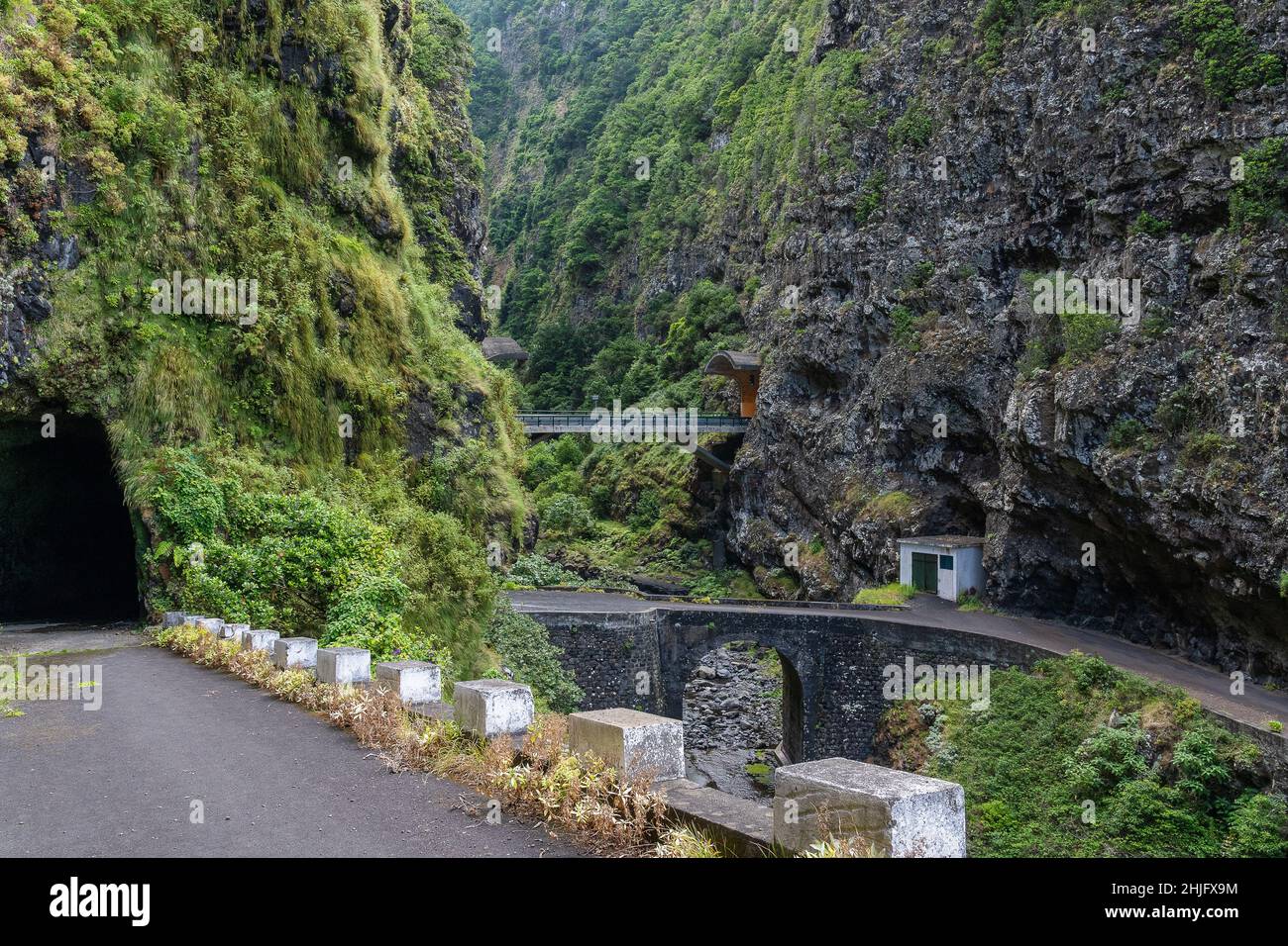 Parte pericolosa della vecchia strada con caduta di dondolo. Costa Nord dell'isola di Madeira. Foto Stock